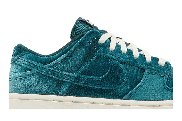Nike Wmns Dunk Low 'Green Velvet'