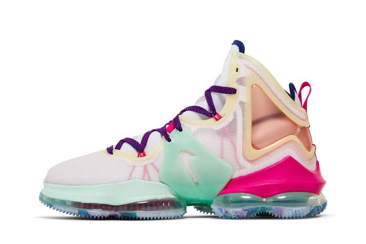 Nike LeBron 19 'Valentine's Day'