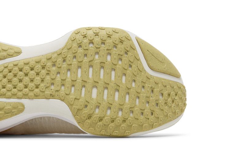 Nike Wmns ZoomX Invincible 3 'Light Cream Topaz'