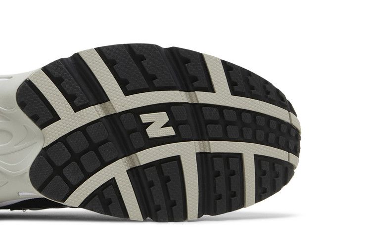 New Balance 725 'Black Metallic Silver'
